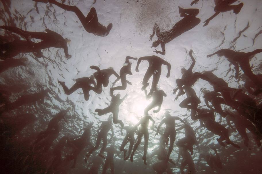 Nuotatori attendono la partenza della Monte-Cristo challenge al Chateau d&#39;If a largo di Marsiglia. (Afp)